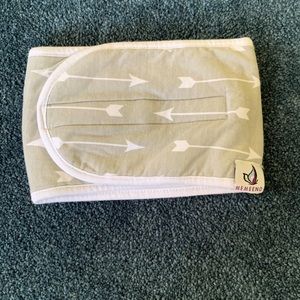MEMEENO Baby Belly Band - Grey Feathers